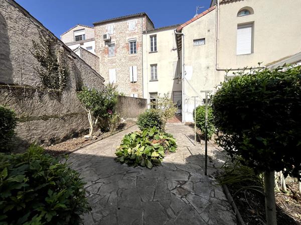 Villeneuve-sur-Lot, à quelques minutes à pied des commodités, un ensemble immobilier rare au coeur de la ville composé de 2 bâtiments avec garage et cours intérieure! La maison principale se compose de 183 m² habitables qui se répartissent sur trois nive , Villeneuve sur lot