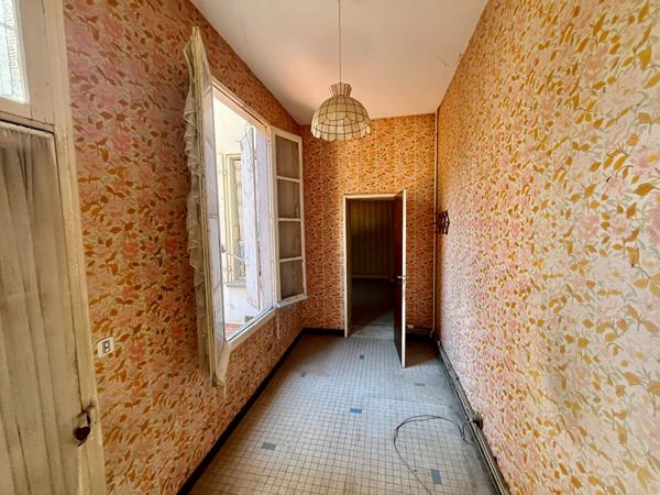 Villeneuve-sur-Lot, à quelques minutes à pied des commodités, un ensemble immobilier rare au coeur de la ville composé de 2 bâtiments avec garage et cours intérieure! La maison principale se compose de 183 m² habitables qui se répartissent sur trois nive , Villeneuve sur lot