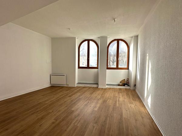 Local 57 m² usage bureaux premier étage proche gare et tribunal avec trois espaces modulables Comptage : 99 caractères hors espaces et ponctuation  Texte WEB Dans le quartier du Palais a proximite immediate du tribunal et a cinq minutes a pied de