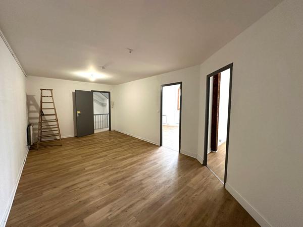 Local 57 m² usage bureaux premier étage proche gare et tribunal avec trois espaces modulables Comptage : 99 caractères hors espaces et ponctuation  Texte WEB Dans le quartier du Palais a proximite immediate du tribunal et a cinq minutes a pied de