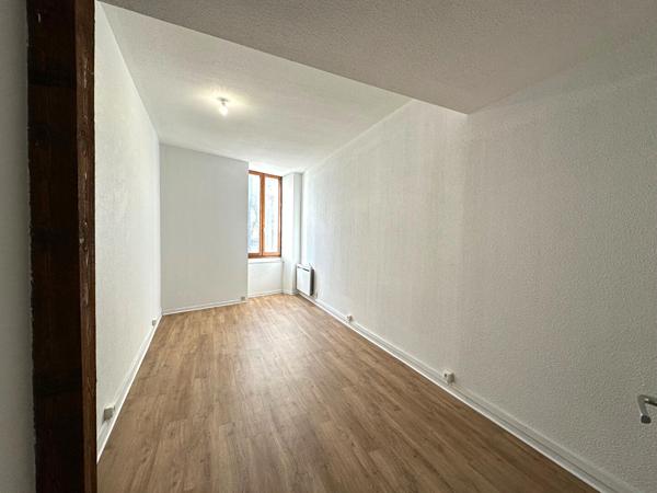 Local 57 m² usage bureaux premier étage proche gare et tribunal avec trois espaces modulables Comptage : 99 caractères hors espaces et ponctuation  Texte WEB Dans le quartier du Palais a proximite immediate du tribunal et a cinq minutes a pied de