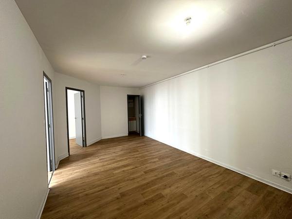 Local 57 m² usage bureaux premier étage proche gare et tribunal avec trois espaces modulables Comptage : 99 caractères hors espaces et ponctuation  Texte WEB Dans le quartier du Palais a proximite immediate du tribunal et a cinq minutes a pied de