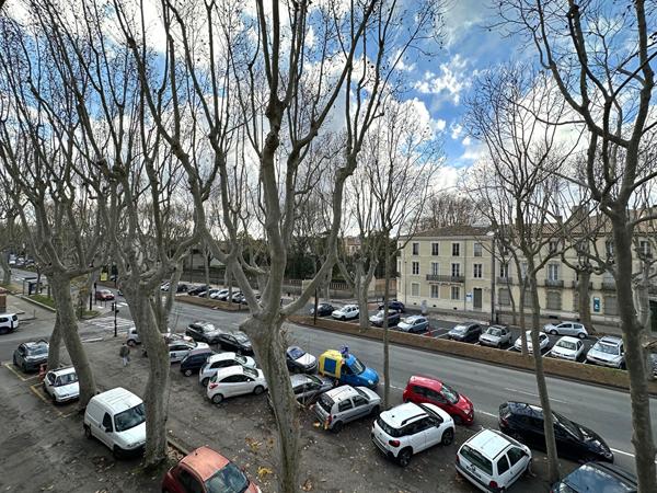 Local 57 m² usage bureaux premier étage proche gare et tribunal avec trois espaces modulables Comptage : 99 caractères hors espaces et ponctuation  Texte WEB Dans le quartier du Palais a proximite immediate du tribunal et a cinq minutes a pied de