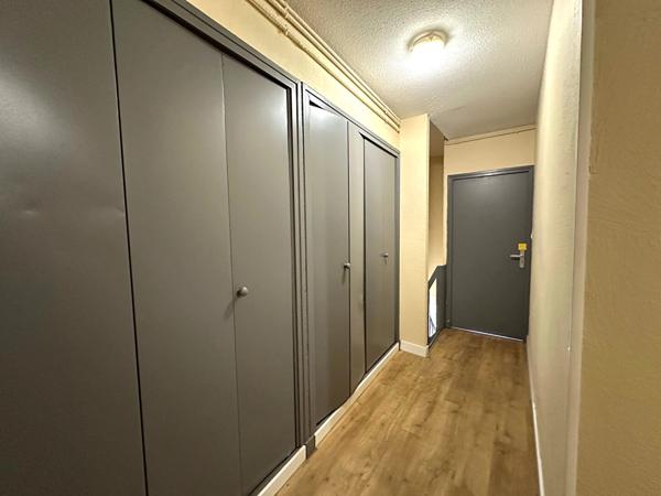 Local 57 m² usage bureaux premier étage proche gare et tribunal avec trois espaces modulables Comptage : 99 caractères hors espaces et ponctuation  Texte WEB Dans le quartier du Palais a proximite immediate du tribunal et a cinq minutes a pied de