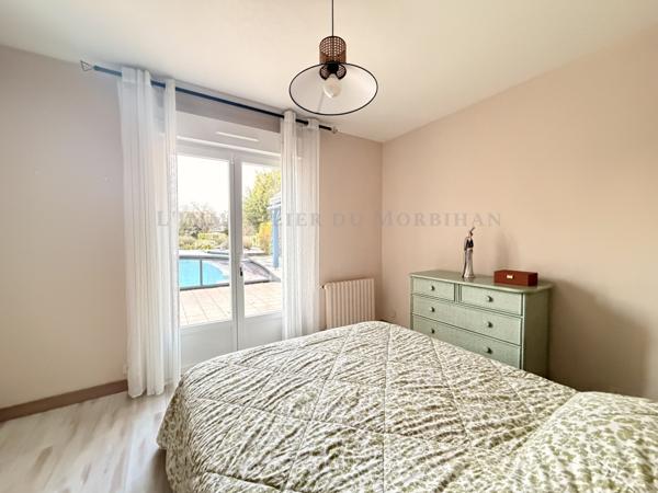 Saint-Armel (56450) Saint-Armel – Élégante demeure familiale avec parc paysager et piscine.