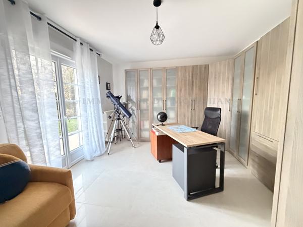 Saint-Armel (56450) Saint-Armel – Élégante demeure familiale avec parc paysager et piscine.