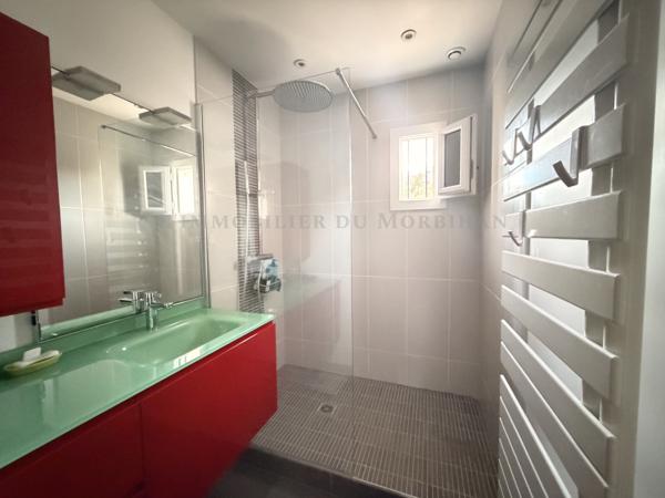 Saint-Armel (56450) Saint-Armel – Élégante demeure familiale avec parc paysager et piscine.