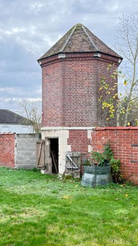 BEAUVAIS PROCHE.... Maison 7 Pièces, Salon cathédrale, cuisine, 3 chambres, jardin 730 m2, dépendances