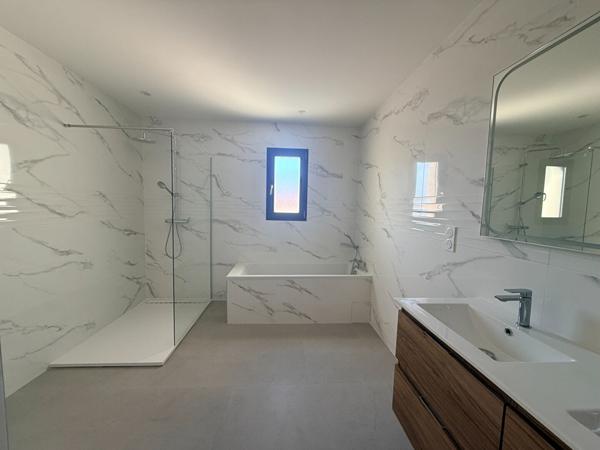 Maison 3 faces 130 m² environ, avec jardin et garage à Thuir.