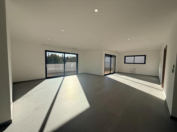 Maison 3 faces 130 m² environ, avec jardin et garage à Thuir.