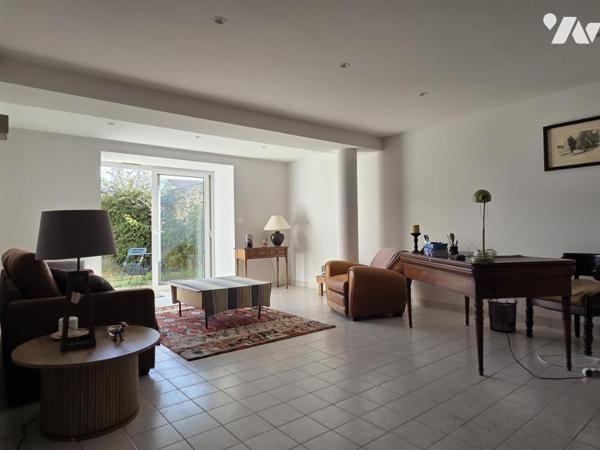 Château-Gontier centre, quartier Saint Rémi, appartement type 2 avec parking sécurisé et jardin.