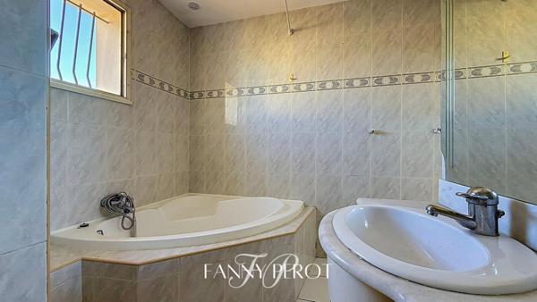 Maison 3 faces de plus de 100m² sur 440m² de terrain avec piscine