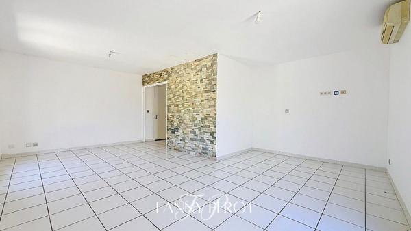 Maison 3 faces de plus de 100m² sur 440m² de terrain avec piscine