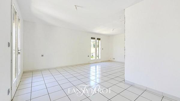 Maison 3 faces de plus de 100m² sur 440m² de terrain avec piscine