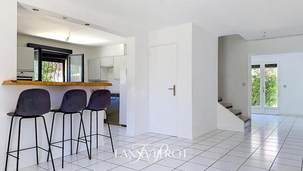 Maison 3 faces de plus de 100m² sur 440m² de terrain avec piscine