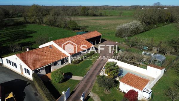 Corps de ferme rénovée 120m2, studio 30m2, grange 130m2, préau 70m2