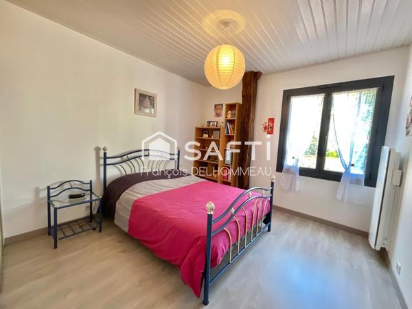 Corps de ferme rénovée 120m2, studio 30m2, grange 130m2, préau 70m2