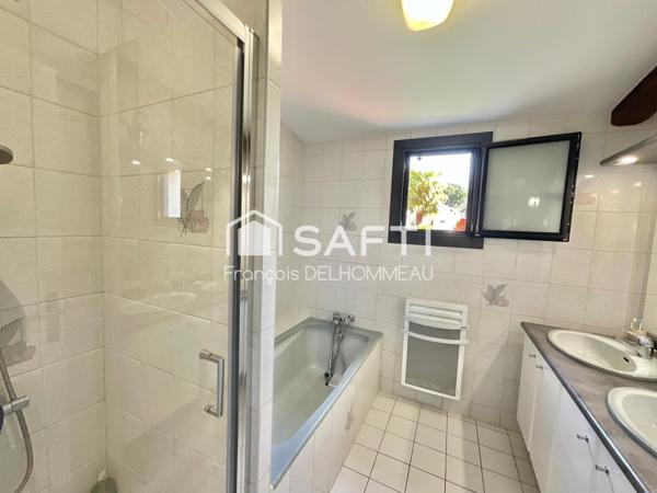 Corps de ferme rénovée 120m2, studio 30m2, grange 130m2, préau 70m2