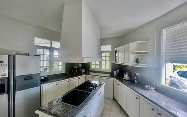 Maison à vendre    6 pièces • 203,63 m2 Baie-Mahault