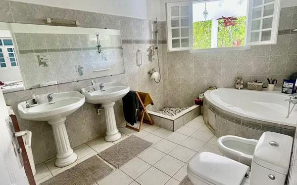 Maison à vendre    6 pièces • 203,63 m2 Baie-Mahault