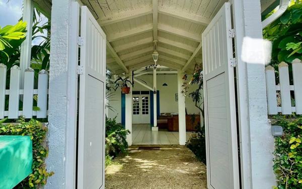 Maison à vendre    6 pièces • 203,63 m2 Baie-Mahault