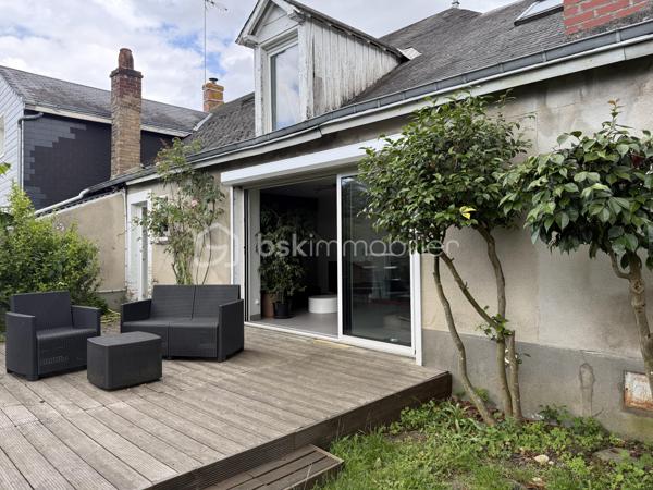 Un dossier complet est disponible sur simple demande avant toute visite : diagnostics techniques, et photos suplémentaires du logement ainsi que l’ensemble des documents relatifs au bien. Une transparence totale pour un projet d’achat sécurisé.
Située au cœur du bourg de Sainte-Jamme-sur-Sarthe, cette maison de caractère offre de beaux volumes et un cadre de vie agréable sur un terrain arboré d’environ 1 200 m².
Avec deux garages.

Au rez-de-chaussée, vous découvrirez une belle pièce de vie lumineuse de près de 40 m² comprenant un salon et une salle à manger ouverts sur la terrasse grâce à une grande baie vitrée. Une cheminée fonctionnelle apporte une atmosphère chaleureuse à cet espace convivial.

La cuisine aménagée et équipée de 17 m² offre un bel espace pour les repas du quotidien.

La maison dispose de 3 chambres, dont une suite parentale de plain-pied de 22 m². 
À l’étage, les volumes existants permettent d’envisager facilement la création d’une quatrième chambre. Vous y trouverez également un bureau, un palier et une mezzanine offrant de multiples possibilités d’aménagement.

Une salle d’eau est actuellement présente à l’étage, ce qui donne la possibilité de créer une seconde salle de bains selon vos besoins.

Côté prestations, la maison bénéficie du double vitrage, d’un chauffage par chaudière gaz et du raccordement au tout-à-l’égout.

À l’extérieur, le terrain arboré et clos accueille une terrasse, 2 garages, des dépendances à usage d’atelier et stockage avec électricité ainsi qu’un espace permettant de stationner plusieurs véhicules au sein de la propriété.

Une cave voutée d’environ 45 m² complète l’ensemble.

Les atouts du bien :

* 3 chambres ( avec possibilité d’en créer une quatrième ) dont une suite parentale de plain-pied de 22 m². 
* Bureau, palier et mezzanine
* Possibilité de créer une seconde salle de bains à l’étage
* Pièce de vie de près de 40 m² ouverte sur la terrasse
* Cuisine aménagée et équipée de 17 m²
* Double vitrage
* Cheminée fonctionnelle
* Chaudière gaz
* Tout-à-l’égout
* Terrain arboré d’environ 1 200 m²
* Garages et dépendances avec électricité
* Cave de 45 m²
* Stationnement de plusieurs véhicules sur la propriété possible ( nombreuses places gratuites dans la rue ).

Boulangerie dans la rue, la maison se situe à 20 minutes du Mans.

Quelques travaux de rafraîchissement permettront de mettre pleinement en valeur le charme et le potentiel de cette maison familiale.

J’accompagne mes clients, dont plusieurs disposent déjà d’un financement fiable et assuré, dans leur recherche de biens au Mans et ses alentours. Je suis également à la recherche de nouveaux biens à vendre. Je rémunère mes apporteurs d’affaires et je travaille avec un réseau d’artisans ainsi qu’un courtier en financement afin de vous accompagner dans toutes les étapes de votre projet immobilier.