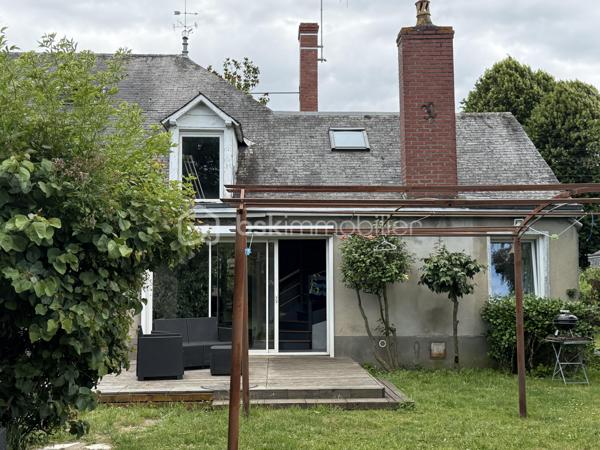 Un dossier complet est disponible sur simple demande avant toute visite : diagnostics techniques, et photos suplémentaires du logement ainsi que l’ensemble des documents relatifs au bien. Une transparence totale pour un projet d’achat sécurisé.
Située au cœur du bourg de Sainte-Jamme-sur-Sarthe, cette maison de caractère offre de beaux volumes et un cadre de vie agréable sur un terrain arboré d’environ 1 200 m².
Avec deux garages.

Au rez-de-chaussée, vous découvrirez une belle pièce de vie lumineuse de près de 40 m² comprenant un salon et une salle à manger ouverts sur la terrasse grâce à une grande baie vitrée. Une cheminée fonctionnelle apporte une atmosphère chaleureuse à cet espace convivial.

La cuisine aménagée et équipée de 17 m² offre un bel espace pour les repas du quotidien.

La maison dispose de 3 chambres, dont une suite parentale de plain-pied de 22 m². 
À l’étage, les volumes existants permettent d’envisager facilement la création d’une quatrième chambre. Vous y trouverez également un bureau, un palier et une mezzanine offrant de multiples possibilités d’aménagement.

Une salle d’eau est actuellement présente à l’étage, ce qui donne la possibilité de créer une seconde salle de bains selon vos besoins.

Côté prestations, la maison bénéficie du double vitrage, d’un chauffage par chaudière gaz et du raccordement au tout-à-l’égout.

À l’extérieur, le terrain arboré et clos accueille une terrasse, 2 garages, des dépendances à usage d’atelier et stockage avec électricité ainsi qu’un espace permettant de stationner plusieurs véhicules au sein de la propriété.

Une cave voutée d’environ 45 m² complète l’ensemble.

Les atouts du bien :

* 3 chambres ( avec possibilité d’en créer une quatrième ) dont une suite parentale de plain-pied de 22 m². 
* Bureau, palier et mezzanine
* Possibilité de créer une seconde salle de bains à l’étage
* Pièce de vie de près de 40 m² ouverte sur la terrasse
* Cuisine aménagée et équipée de 17 m²
* Double vitrage
* Cheminée fonctionnelle
* Chaudière gaz
* Tout-à-l’égout
* Terrain arboré d’environ 1 200 m²
* Garages et dépendances avec électricité
* Cave de 45 m²
* Stationnement de plusieurs véhicules sur la propriété possible ( nombreuses places gratuites dans la rue ).

Boulangerie dans la rue, la maison se situe à 20 minutes du Mans.

Quelques travaux de rafraîchissement permettront de mettre pleinement en valeur le charme et le potentiel de cette maison familiale.

J’accompagne mes clients, dont plusieurs disposent déjà d’un financement fiable et assuré, dans leur recherche de biens au Mans et ses alentours. Je suis également à la recherche de nouveaux biens à vendre. Je rémunère mes apporteurs d’affaires et je travaille avec un réseau d’artisans ainsi qu’un courtier en financement afin de vous accompagner dans toutes les étapes de votre projet immobilier.