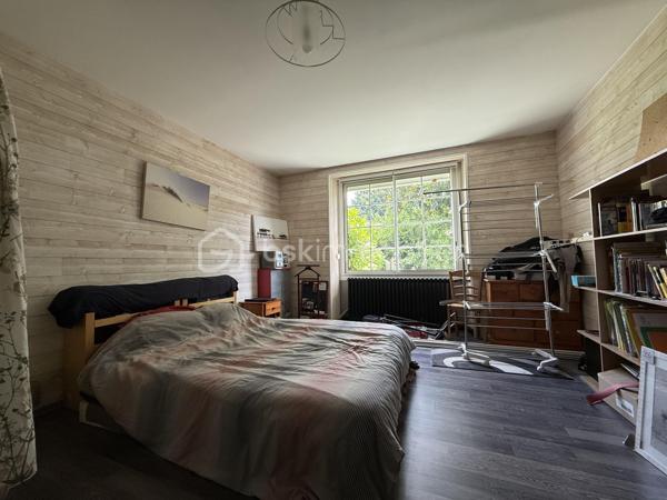 Un dossier complet est disponible sur simple demande avant toute visite : diagnostics techniques, et photos suplémentaires du logement ainsi que l’ensemble des documents relatifs au bien. Une transparence totale pour un projet d’achat sécurisé.
Située au cœur du bourg de Sainte-Jamme-sur-Sarthe, cette maison de caractère offre de beaux volumes et un cadre de vie agréable sur un terrain arboré d’environ 1 200 m².
Avec deux garages.

Au rez-de-chaussée, vous découvrirez une belle pièce de vie lumineuse de près de 40 m² comprenant un salon et une salle à manger ouverts sur la terrasse grâce à une grande baie vitrée. Une cheminée fonctionnelle apporte une atmosphère chaleureuse à cet espace convivial.

La cuisine aménagée et équipée de 17 m² offre un bel espace pour les repas du quotidien.

La maison dispose de 3 chambres, dont une suite parentale de plain-pied de 22 m². 
À l’étage, les volumes existants permettent d’envisager facilement la création d’une quatrième chambre. Vous y trouverez également un bureau, un palier et une mezzanine offrant de multiples possibilités d’aménagement.

Une salle d’eau est actuellement présente à l’étage, ce qui donne la possibilité de créer une seconde salle de bains selon vos besoins.

Côté prestations, la maison bénéficie du double vitrage, d’un chauffage par chaudière gaz et du raccordement au tout-à-l’égout.

À l’extérieur, le terrain arboré et clos accueille une terrasse, 2 garages, des dépendances à usage d’atelier et stockage avec électricité ainsi qu’un espace permettant de stationner plusieurs véhicules au sein de la propriété.

Une cave voutée d’environ 45 m² complète l’ensemble.

Les atouts du bien :

* 3 chambres ( avec possibilité d’en créer une quatrième ) dont une suite parentale de plain-pied de 22 m². 
* Bureau, palier et mezzanine
* Possibilité de créer une seconde salle de bains à l’étage
* Pièce de vie de près de 40 m² ouverte sur la terrasse
* Cuisine aménagée et équipée de 17 m²
* Double vitrage
* Cheminée fonctionnelle
* Chaudière gaz
* Tout-à-l’égout
* Terrain arboré d’environ 1 200 m²
* Garages et dépendances avec électricité
* Cave de 45 m²
* Stationnement de plusieurs véhicules sur la propriété possible ( nombreuses places gratuites dans la rue ).

Boulangerie dans la rue, la maison se situe à 20 minutes du Mans.

Quelques travaux de rafraîchissement permettront de mettre pleinement en valeur le charme et le potentiel de cette maison familiale.

J’accompagne mes clients, dont plusieurs disposent déjà d’un financement fiable et assuré, dans leur recherche de biens au Mans et ses alentours. Je suis également à la recherche de nouveaux biens à vendre. Je rémunère mes apporteurs d’affaires et je travaille avec un réseau d’artisans ainsi qu’un courtier en financement afin de vous accompagner dans toutes les étapes de votre projet immobilier.