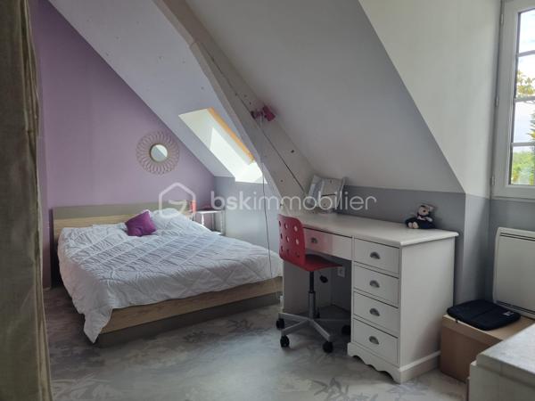 Un dossier complet est disponible sur simple demande avant toute visite : diagnostics techniques, et photos suplémentaires du logement ainsi que l’ensemble des documents relatifs au bien. Une transparence totale pour un projet d’achat sécurisé.
Située au cœur du bourg de Sainte-Jamme-sur-Sarthe, cette maison de caractère offre de beaux volumes et un cadre de vie agréable sur un terrain arboré d’environ 1 200 m².
Avec deux garages.

Au rez-de-chaussée, vous découvrirez une belle pièce de vie lumineuse de près de 40 m² comprenant un salon et une salle à manger ouverts sur la terrasse grâce à une grande baie vitrée. Une cheminée fonctionnelle apporte une atmosphère chaleureuse à cet espace convivial.

La cuisine aménagée et équipée de 17 m² offre un bel espace pour les repas du quotidien.

La maison dispose de 3 chambres, dont une suite parentale de plain-pied de 22 m². 
À l’étage, les volumes existants permettent d’envisager facilement la création d’une quatrième chambre. Vous y trouverez également un bureau, un palier et une mezzanine offrant de multiples possibilités d’aménagement.

Une salle d’eau est actuellement présente à l’étage, ce qui donne la possibilité de créer une seconde salle de bains selon vos besoins.

Côté prestations, la maison bénéficie du double vitrage, d’un chauffage par chaudière gaz et du raccordement au tout-à-l’égout.

À l’extérieur, le terrain arboré et clos accueille une terrasse, 2 garages, des dépendances à usage d’atelier et stockage avec électricité ainsi qu’un espace permettant de stationner plusieurs véhicules au sein de la propriété.

Une cave voutée d’environ 45 m² complète l’ensemble.

Les atouts du bien :

* 3 chambres ( avec possibilité d’en créer une quatrième ) dont une suite parentale de plain-pied de 22 m². 
* Bureau, palier et mezzanine
* Possibilité de créer une seconde salle de bains à l’étage
* Pièce de vie de près de 40 m² ouverte sur la terrasse
* Cuisine aménagée et équipée de 17 m²
* Double vitrage
* Cheminée fonctionnelle
* Chaudière gaz
* Tout-à-l’égout
* Terrain arboré d’environ 1 200 m²
* Garages et dépendances avec électricité
* Cave de 45 m²
* Stationnement de plusieurs véhicules sur la propriété possible ( nombreuses places gratuites dans la rue ).

Boulangerie dans la rue, la maison se situe à 20 minutes du Mans.

Quelques travaux de rafraîchissement permettront de mettre pleinement en valeur le charme et le potentiel de cette maison familiale.

J’accompagne mes clients, dont plusieurs disposent déjà d’un financement fiable et assuré, dans leur recherche de biens au Mans et ses alentours. Je suis également à la recherche de nouveaux biens à vendre. Je rémunère mes apporteurs d’affaires et je travaille avec un réseau d’artisans ainsi qu’un courtier en financement afin de vous accompagner dans toutes les étapes de votre projet immobilier.