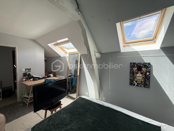 Un dossier complet est disponible sur simple demande avant toute visite : diagnostics techniques, et photos suplémentaires du logement ainsi que l’ensemble des documents relatifs au bien. Une transparence totale pour un projet d’achat sécurisé.
Située au cœur du bourg de Sainte-Jamme-sur-Sarthe, cette maison de caractère offre de beaux volumes et un cadre de vie agréable sur un terrain arboré d’environ 1 200 m².
Avec deux garages.

Au rez-de-chaussée, vous découvrirez une belle pièce de vie lumineuse de près de 40 m² comprenant un salon et une salle à manger ouverts sur la terrasse grâce à une grande baie vitrée. Une cheminée fonctionnelle apporte une atmosphère chaleureuse à cet espace convivial.

La cuisine aménagée et équipée de 17 m² offre un bel espace pour les repas du quotidien.

La maison dispose de 3 chambres, dont une suite parentale de plain-pied de 22 m². 
À l’étage, les volumes existants permettent d’envisager facilement la création d’une quatrième chambre. Vous y trouverez également un bureau, un palier et une mezzanine offrant de multiples possibilités d’aménagement.

Une salle d’eau est actuellement présente à l’étage, ce qui donne la possibilité de créer une seconde salle de bains selon vos besoins.

Côté prestations, la maison bénéficie du double vitrage, d’un chauffage par chaudière gaz et du raccordement au tout-à-l’égout.

À l’extérieur, le terrain arboré et clos accueille une terrasse, 2 garages, des dépendances à usage d’atelier et stockage avec électricité ainsi qu’un espace permettant de stationner plusieurs véhicules au sein de la propriété.

Une cave voutée d’environ 45 m² complète l’ensemble.

Les atouts du bien :

* 3 chambres ( avec possibilité d’en créer une quatrième ) dont une suite parentale de plain-pied de 22 m². 
* Bureau, palier et mezzanine
* Possibilité de créer une seconde salle de bains à l’étage
* Pièce de vie de près de 40 m² ouverte sur la terrasse
* Cuisine aménagée et équipée de 17 m²
* Double vitrage
* Cheminée fonctionnelle
* Chaudière gaz
* Tout-à-l’égout
* Terrain arboré d’environ 1 200 m²
* Garages et dépendances avec électricité
* Cave de 45 m²
* Stationnement de plusieurs véhicules sur la propriété possible ( nombreuses places gratuites dans la rue ).

Boulangerie dans la rue, la maison se situe à 20 minutes du Mans.

Quelques travaux de rafraîchissement permettront de mettre pleinement en valeur le charme et le potentiel de cette maison familiale.

J’accompagne mes clients, dont plusieurs disposent déjà d’un financement fiable et assuré, dans leur recherche de biens au Mans et ses alentours. Je suis également à la recherche de nouveaux biens à vendre. Je rémunère mes apporteurs d’affaires et je travaille avec un réseau d’artisans ainsi qu’un courtier en financement afin de vous accompagner dans toutes les étapes de votre projet immobilier.