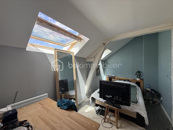 Un dossier complet est disponible sur simple demande avant toute visite : diagnostics techniques, et photos suplémentaires du logement ainsi que l’ensemble des documents relatifs au bien. Une transparence totale pour un projet d’achat sécurisé.
Située au cœur du bourg de Sainte-Jamme-sur-Sarthe, cette maison de caractère offre de beaux volumes et un cadre de vie agréable sur un terrain arboré d’environ 1 200 m².
Avec deux garages.

Au rez-de-chaussée, vous découvrirez une belle pièce de vie lumineuse de près de 40 m² comprenant un salon et une salle à manger ouverts sur la terrasse grâce à une grande baie vitrée. Une cheminée fonctionnelle apporte une atmosphère chaleureuse à cet espace convivial.

La cuisine aménagée et équipée de 17 m² offre un bel espace pour les repas du quotidien.

La maison dispose de 3 chambres, dont une suite parentale de plain-pied de 22 m². 
À l’étage, les volumes existants permettent d’envisager facilement la création d’une quatrième chambre. Vous y trouverez également un bureau, un palier et une mezzanine offrant de multiples possibilités d’aménagement.

Une salle d’eau est actuellement présente à l’étage, ce qui donne la possibilité de créer une seconde salle de bains selon vos besoins.

Côté prestations, la maison bénéficie du double vitrage, d’un chauffage par chaudière gaz et du raccordement au tout-à-l’égout.

À l’extérieur, le terrain arboré et clos accueille une terrasse, 2 garages, des dépendances à usage d’atelier et stockage avec électricité ainsi qu’un espace permettant de stationner plusieurs véhicules au sein de la propriété.

Une cave voutée d’environ 45 m² complète l’ensemble.

Les atouts du bien :

* 3 chambres ( avec possibilité d’en créer une quatrième ) dont une suite parentale de plain-pied de 22 m². 
* Bureau, palier et mezzanine
* Possibilité de créer une seconde salle de bains à l’étage
* Pièce de vie de près de 40 m² ouverte sur la terrasse
* Cuisine aménagée et équipée de 17 m²
* Double vitrage
* Cheminée fonctionnelle
* Chaudière gaz
* Tout-à-l’égout
* Terrain arboré d’environ 1 200 m²
* Garages et dépendances avec électricité
* Cave de 45 m²
* Stationnement de plusieurs véhicules sur la propriété possible ( nombreuses places gratuites dans la rue ).

Boulangerie dans la rue, la maison se situe à 20 minutes du Mans.

Quelques travaux de rafraîchissement permettront de mettre pleinement en valeur le charme et le potentiel de cette maison familiale.

J’accompagne mes clients, dont plusieurs disposent déjà d’un financement fiable et assuré, dans leur recherche de biens au Mans et ses alentours. Je suis également à la recherche de nouveaux biens à vendre. Je rémunère mes apporteurs d’affaires et je travaille avec un réseau d’artisans ainsi qu’un courtier en financement afin de vous accompagner dans toutes les étapes de votre projet immobilier.
