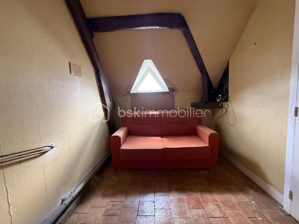Un dossier complet est disponible sur simple demande avant toute visite : diagnostics techniques, et photos suplémentaires du logement ainsi que l’ensemble des documents relatifs au bien. Une transparence totale pour un projet d’achat sécurisé.
Située au cœur du bourg de Sainte-Jamme-sur-Sarthe, cette maison de caractère offre de beaux volumes et un cadre de vie agréable sur un terrain arboré d’environ 1 200 m².
Avec deux garages.

Au rez-de-chaussée, vous découvrirez une belle pièce de vie lumineuse de près de 40 m² comprenant un salon et une salle à manger ouverts sur la terrasse grâce à une grande baie vitrée. Une cheminée fonctionnelle apporte une atmosphère chaleureuse à cet espace convivial.

La cuisine aménagée et équipée de 17 m² offre un bel espace pour les repas du quotidien.

La maison dispose de 3 chambres, dont une suite parentale de plain-pied de 22 m². 
À l’étage, les volumes existants permettent d’envisager facilement la création d’une quatrième chambre. Vous y trouverez également un bureau, un palier et une mezzanine offrant de multiples possibilités d’aménagement.

Une salle d’eau est actuellement présente à l’étage, ce qui donne la possibilité de créer une seconde salle de bains selon vos besoins.

Côté prestations, la maison bénéficie du double vitrage, d’un chauffage par chaudière gaz et du raccordement au tout-à-l’égout.

À l’extérieur, le terrain arboré et clos accueille une terrasse, 2 garages, des dépendances à usage d’atelier et stockage avec électricité ainsi qu’un espace permettant de stationner plusieurs véhicules au sein de la propriété.

Une cave voutée d’environ 45 m² complète l’ensemble.

Les atouts du bien :

* 3 chambres ( avec possibilité d’en créer une quatrième ) dont une suite parentale de plain-pied de 22 m². 
* Bureau, palier et mezzanine
* Possibilité de créer une seconde salle de bains à l’étage
* Pièce de vie de près de 40 m² ouverte sur la terrasse
* Cuisine aménagée et équipée de 17 m²
* Double vitrage
* Cheminée fonctionnelle
* Chaudière gaz
* Tout-à-l’égout
* Terrain arboré d’environ 1 200 m²
* Garages et dépendances avec électricité
* Cave de 45 m²
* Stationnement de plusieurs véhicules sur la propriété possible ( nombreuses places gratuites dans la rue ).

Boulangerie dans la rue, la maison se situe à 20 minutes du Mans.

Quelques travaux de rafraîchissement permettront de mettre pleinement en valeur le charme et le potentiel de cette maison familiale.

J’accompagne mes clients, dont plusieurs disposent déjà d’un financement fiable et assuré, dans leur recherche de biens au Mans et ses alentours. Je suis également à la recherche de nouveaux biens à vendre. Je rémunère mes apporteurs d’affaires et je travaille avec un réseau d’artisans ainsi qu’un courtier en financement afin de vous accompagner dans toutes les étapes de votre projet immobilier.