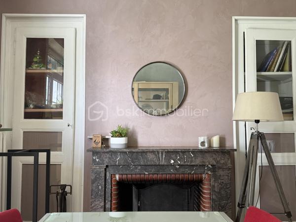 Un dossier complet est disponible sur simple demande avant toute visite : diagnostics techniques, et photos suplémentaires du logement ainsi que l’ensemble des documents relatifs au bien. Une transparence totale pour un projet d’achat sécurisé.
Située au cœur du bourg de Sainte-Jamme-sur-Sarthe, cette maison de caractère offre de beaux volumes et un cadre de vie agréable sur un terrain arboré d’environ 1 200 m².
Avec deux garages.

Au rez-de-chaussée, vous découvrirez une belle pièce de vie lumineuse de près de 40 m² comprenant un salon et une salle à manger ouverts sur la terrasse grâce à une grande baie vitrée. Une cheminée fonctionnelle apporte une atmosphère chaleureuse à cet espace convivial.

La cuisine aménagée et équipée de 17 m² offre un bel espace pour les repas du quotidien.

La maison dispose de 3 chambres, dont une suite parentale de plain-pied de 22 m². 
À l’étage, les volumes existants permettent d’envisager facilement la création d’une quatrième chambre. Vous y trouverez également un bureau, un palier et une mezzanine offrant de multiples possibilités d’aménagement.

Une salle d’eau est actuellement présente à l’étage, ce qui donne la possibilité de créer une seconde salle de bains selon vos besoins.

Côté prestations, la maison bénéficie du double vitrage, d’un chauffage par chaudière gaz et du raccordement au tout-à-l’égout.

À l’extérieur, le terrain arboré et clos accueille une terrasse, 2 garages, des dépendances à usage d’atelier et stockage avec électricité ainsi qu’un espace permettant de stationner plusieurs véhicules au sein de la propriété.

Une cave voutée d’environ 45 m² complète l’ensemble.

Les atouts du bien :

* 3 chambres ( avec possibilité d’en créer une quatrième ) dont une suite parentale de plain-pied de 22 m². 
* Bureau, palier et mezzanine
* Possibilité de créer une seconde salle de bains à l’étage
* Pièce de vie de près de 40 m² ouverte sur la terrasse
* Cuisine aménagée et équipée de 17 m²
* Double vitrage
* Cheminée fonctionnelle
* Chaudière gaz
* Tout-à-l’égout
* Terrain arboré d’environ 1 200 m²
* Garages et dépendances avec électricité
* Cave de 45 m²
* Stationnement de plusieurs véhicules sur la propriété possible ( nombreuses places gratuites dans la rue ).

Boulangerie dans la rue, la maison se situe à 20 minutes du Mans.

Quelques travaux de rafraîchissement permettront de mettre pleinement en valeur le charme et le potentiel de cette maison familiale.

J’accompagne mes clients, dont plusieurs disposent déjà d’un financement fiable et assuré, dans leur recherche de biens au Mans et ses alentours. Je suis également à la recherche de nouveaux biens à vendre. Je rémunère mes apporteurs d’affaires et je travaille avec un réseau d’artisans ainsi qu’un courtier en financement afin de vous accompagner dans toutes les étapes de votre projet immobilier.