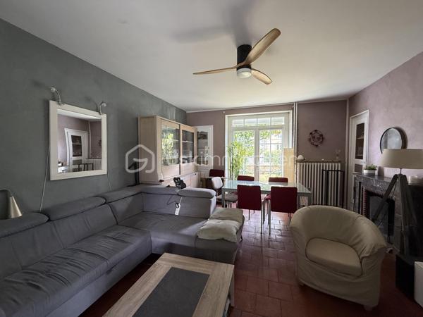 Un dossier complet est disponible sur simple demande avant toute visite : diagnostics techniques, et photos suplémentaires du logement ainsi que l’ensemble des documents relatifs au bien. Une transparence totale pour un projet d’achat sécurisé.
Située au cœur du bourg de Sainte-Jamme-sur-Sarthe, cette maison de caractère offre de beaux volumes et un cadre de vie agréable sur un terrain arboré d’environ 1 200 m².
Avec deux garages.

Au rez-de-chaussée, vous découvrirez une belle pièce de vie lumineuse de près de 40 m² comprenant un salon et une salle à manger ouverts sur la terrasse grâce à une grande baie vitrée. Une cheminée fonctionnelle apporte une atmosphère chaleureuse à cet espace convivial.

La cuisine aménagée et équipée de 17 m² offre un bel espace pour les repas du quotidien.

La maison dispose de 3 chambres, dont une suite parentale de plain-pied de 22 m². 
À l’étage, les volumes existants permettent d’envisager facilement la création d’une quatrième chambre. Vous y trouverez également un bureau, un palier et une mezzanine offrant de multiples possibilités d’aménagement.

Une salle d’eau est actuellement présente à l’étage, ce qui donne la possibilité de créer une seconde salle de bains selon vos besoins.

Côté prestations, la maison bénéficie du double vitrage, d’un chauffage par chaudière gaz et du raccordement au tout-à-l’égout.

À l’extérieur, le terrain arboré et clos accueille une terrasse, 2 garages, des dépendances à usage d’atelier et stockage avec électricité ainsi qu’un espace permettant de stationner plusieurs véhicules au sein de la propriété.

Une cave voutée d’environ 45 m² complète l’ensemble.

Les atouts du bien :

* 3 chambres ( avec possibilité d’en créer une quatrième ) dont une suite parentale de plain-pied de 22 m². 
* Bureau, palier et mezzanine
* Possibilité de créer une seconde salle de bains à l’étage
* Pièce de vie de près de 40 m² ouverte sur la terrasse
* Cuisine aménagée et équipée de 17 m²
* Double vitrage
* Cheminée fonctionnelle
* Chaudière gaz
* Tout-à-l’égout
* Terrain arboré d’environ 1 200 m²
* Garages et dépendances avec électricité
* Cave de 45 m²
* Stationnement de plusieurs véhicules sur la propriété possible ( nombreuses places gratuites dans la rue ).

Boulangerie dans la rue, la maison se situe à 20 minutes du Mans.

Quelques travaux de rafraîchissement permettront de mettre pleinement en valeur le charme et le potentiel de cette maison familiale.

J’accompagne mes clients, dont plusieurs disposent déjà d’un financement fiable et assuré, dans leur recherche de biens au Mans et ses alentours. Je suis également à la recherche de nouveaux biens à vendre. Je rémunère mes apporteurs d’affaires et je travaille avec un réseau d’artisans ainsi qu’un courtier en financement afin de vous accompagner dans toutes les étapes de votre projet immobilier.