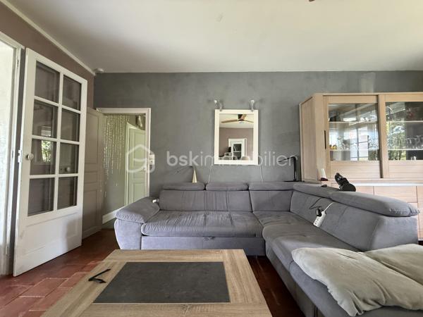 Un dossier complet est disponible sur simple demande avant toute visite : diagnostics techniques, et photos suplémentaires du logement ainsi que l’ensemble des documents relatifs au bien. Une transparence totale pour un projet d’achat sécurisé.
Située au cœur du bourg de Sainte-Jamme-sur-Sarthe, cette maison de caractère offre de beaux volumes et un cadre de vie agréable sur un terrain arboré d’environ 1 200 m².
Avec deux garages.

Au rez-de-chaussée, vous découvrirez une belle pièce de vie lumineuse de près de 40 m² comprenant un salon et une salle à manger ouverts sur la terrasse grâce à une grande baie vitrée. Une cheminée fonctionnelle apporte une atmosphère chaleureuse à cet espace convivial.

La cuisine aménagée et équipée de 17 m² offre un bel espace pour les repas du quotidien.

La maison dispose de 3 chambres, dont une suite parentale de plain-pied de 22 m². 
À l’étage, les volumes existants permettent d’envisager facilement la création d’une quatrième chambre. Vous y trouverez également un bureau, un palier et une mezzanine offrant de multiples possibilités d’aménagement.

Une salle d’eau est actuellement présente à l’étage, ce qui donne la possibilité de créer une seconde salle de bains selon vos besoins.

Côté prestations, la maison bénéficie du double vitrage, d’un chauffage par chaudière gaz et du raccordement au tout-à-l’égout.

À l’extérieur, le terrain arboré et clos accueille une terrasse, 2 garages, des dépendances à usage d’atelier et stockage avec électricité ainsi qu’un espace permettant de stationner plusieurs véhicules au sein de la propriété.

Une cave voutée d’environ 45 m² complète l’ensemble.

Les atouts du bien :

* 3 chambres ( avec possibilité d’en créer une quatrième ) dont une suite parentale de plain-pied de 22 m². 
* Bureau, palier et mezzanine
* Possibilité de créer une seconde salle de bains à l’étage
* Pièce de vie de près de 40 m² ouverte sur la terrasse
* Cuisine aménagée et équipée de 17 m²
* Double vitrage
* Cheminée fonctionnelle
* Chaudière gaz
* Tout-à-l’égout
* Terrain arboré d’environ 1 200 m²
* Garages et dépendances avec électricité
* Cave de 45 m²
* Stationnement de plusieurs véhicules sur la propriété possible ( nombreuses places gratuites dans la rue ).

Boulangerie dans la rue, la maison se situe à 20 minutes du Mans.

Quelques travaux de rafraîchissement permettront de mettre pleinement en valeur le charme et le potentiel de cette maison familiale.

J’accompagne mes clients, dont plusieurs disposent déjà d’un financement fiable et assuré, dans leur recherche de biens au Mans et ses alentours. Je suis également à la recherche de nouveaux biens à vendre. Je rémunère mes apporteurs d’affaires et je travaille avec un réseau d’artisans ainsi qu’un courtier en financement afin de vous accompagner dans toutes les étapes de votre projet immobilier.
