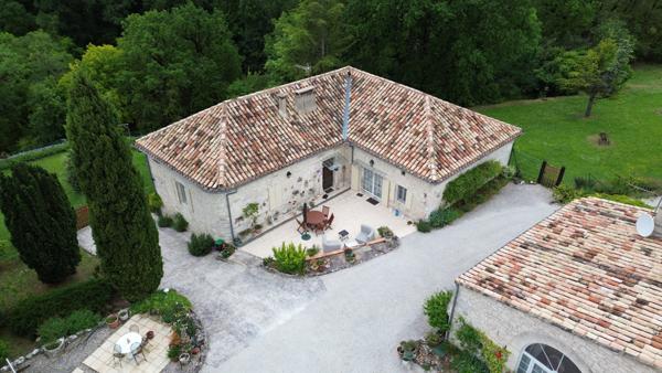 Belvèze (82150) MONTAIGU DE QUERCY Maison en pierre avec 3 chambres, maison d'amis, piscine et 8686m2 de terrain