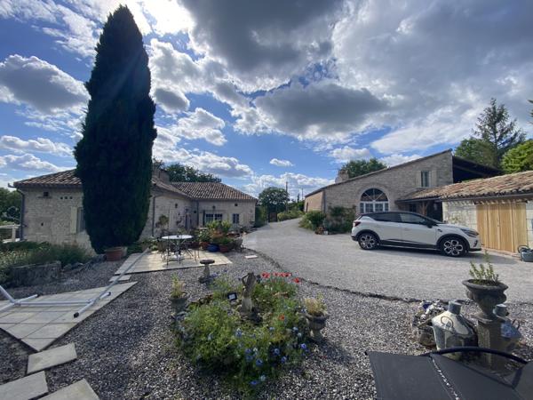 Belvèze (82150) MONTAIGU DE QUERCY Maison en pierre avec 3 chambres, maison d'amis, piscine et 8686m2 de terrain