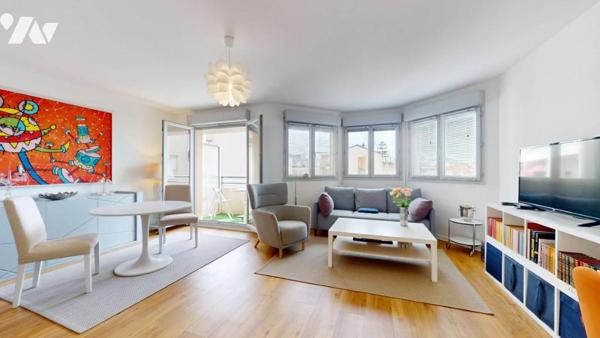 Carré d’Or – Bas Gambetta : 2/3 Pièces avec terrasse, en étage élevé, à proximité de la mer.