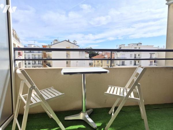 Carré d’Or – Bas Gambetta : 2/3 Pièces avec terrasse, en étage élevé, à proximité de la mer.