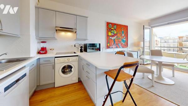 Carré d’Or – Bas Gambetta : 2/3 Pièces avec terrasse, en étage élevé, à proximité de la mer.