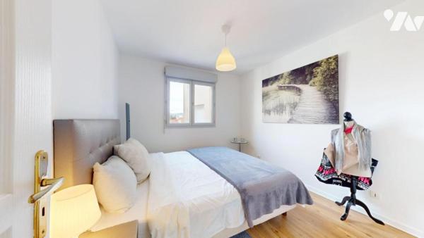 Carré d’Or – Bas Gambetta : 2/3 Pièces avec terrasse, en étage élevé, à proximité de la mer.