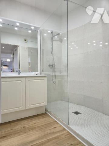 Carré d’Or – Bas Gambetta : 2/3 Pièces avec terrasse, en étage élevé, à proximité de la mer.