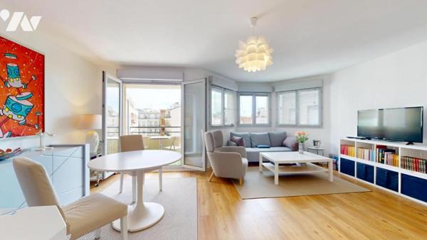 Carré d’Or – Bas Gambetta : 2/3 Pièces avec terrasse, en étage élevé, à proximité de la mer.