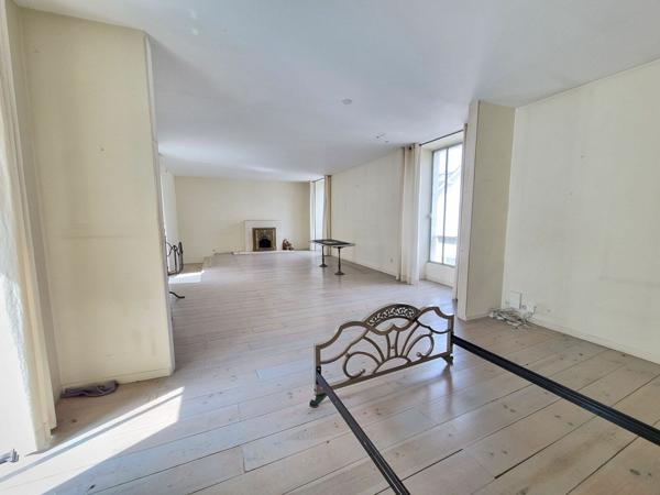 Immeuble à vendre    5 pièces • 325 m2 Pau