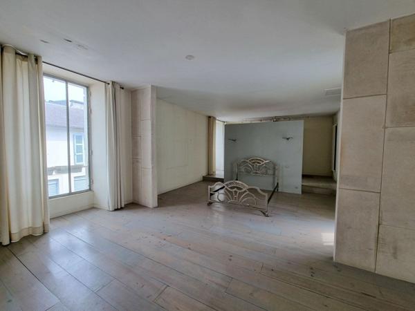 Immeuble à vendre    5 pièces • 325 m2 Pau