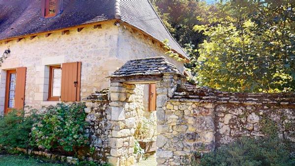 Maison ancienne - Les eyzies Propriété de caractère avec piscine unique, en Vallée Vézère , dans le Périgord Noir avec maison principale, gîte, dépendance et grottes sur 1,5 ha.