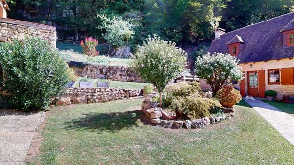 Maison ancienne - Les eyzies Propriété de caractère avec piscine unique, en Vallée Vézère , dans le Périgord Noir avec maison principale, gîte, dépendance et grottes sur 1,5 ha.