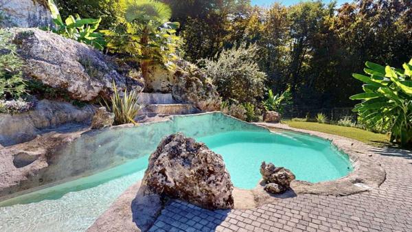 Maison ancienne - Les eyzies Propriété de caractère avec piscine unique, en Vallée Vézère , dans le Périgord Noir avec maison principale, gîte, dépendance et grottes sur 1,5 ha.