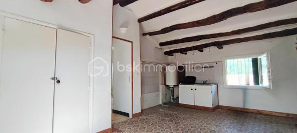 Opportunité à ne pas manquer avec Olivier BSK IMMOBILIER au O7 66 64 82 3O! Idéalement situé à Lodève, à proximité des entrées/sorties d'autoroute et des commodités, découvrez un appartement de 66 m² offrant des espaces généreux à rafraichir. Idéal pour investissement locatif. DPE: D

Lumineux et chaleureux, le salon spacieux de 24 m² est sublimé par des poutres apparentes, créant une atmosphère accueillante. 
La partie nuit se compose de deux chambres confortables de 12,5 m² et 17 m² respectivement.
La salle d'eau de 2,7 m² et les toilettes indépendants de 0,87 m² ajoutent une touche de modernité à cet espace. 
Vue sur les montagnes.

Ne tardez pas à me contacter au O76664823O pour organiser une visite dès maintenant.