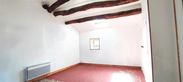 Opportunité à ne pas manquer avec Olivier BSK IMMOBILIER au O7 66 64 82 3O! Idéalement situé à Lodève, à proximité des entrées/sorties d'autoroute et des commodités, découvrez un appartement de 66 m² offrant des espaces généreux à rafraichir. Idéal pour investissement locatif. DPE: D

Lumineux et chaleureux, le salon spacieux de 24 m² est sublimé par des poutres apparentes, créant une atmosphère accueillante. 
La partie nuit se compose de deux chambres confortables de 12,5 m² et 17 m² respectivement.
La salle d'eau de 2,7 m² et les toilettes indépendants de 0,87 m² ajoutent une touche de modernité à cet espace. 
Vue sur les montagnes.

Ne tardez pas à me contacter au O76664823O pour organiser une visite dès maintenant.